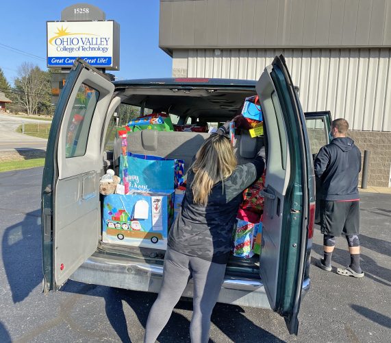 OVCT students collect toys for area kids | News, Sports, Jobs - Vimarsana News